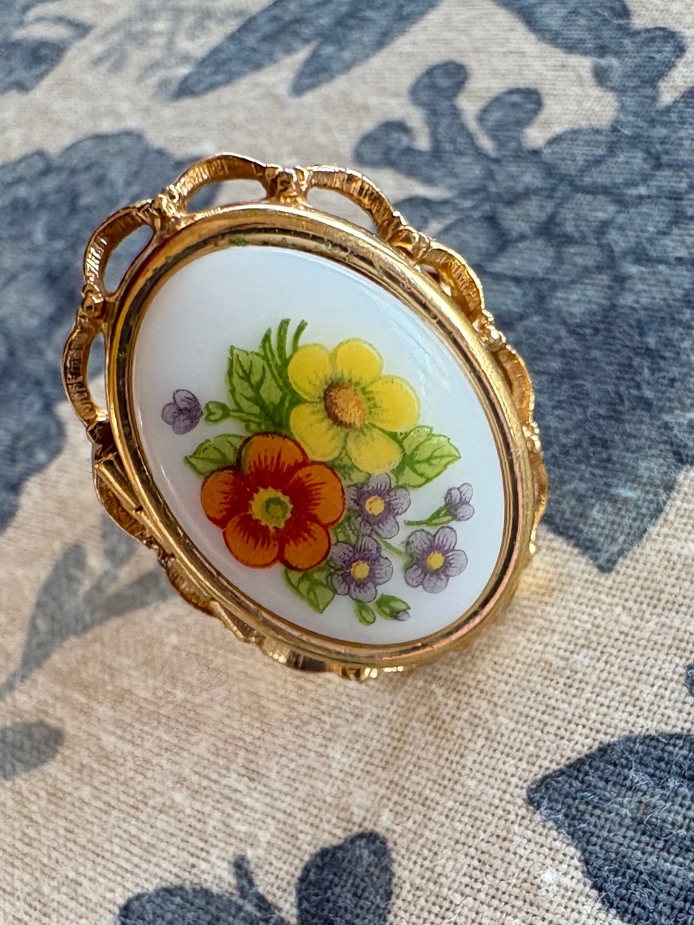 Avon Gold-Tone Floral Porcelain locket Ring